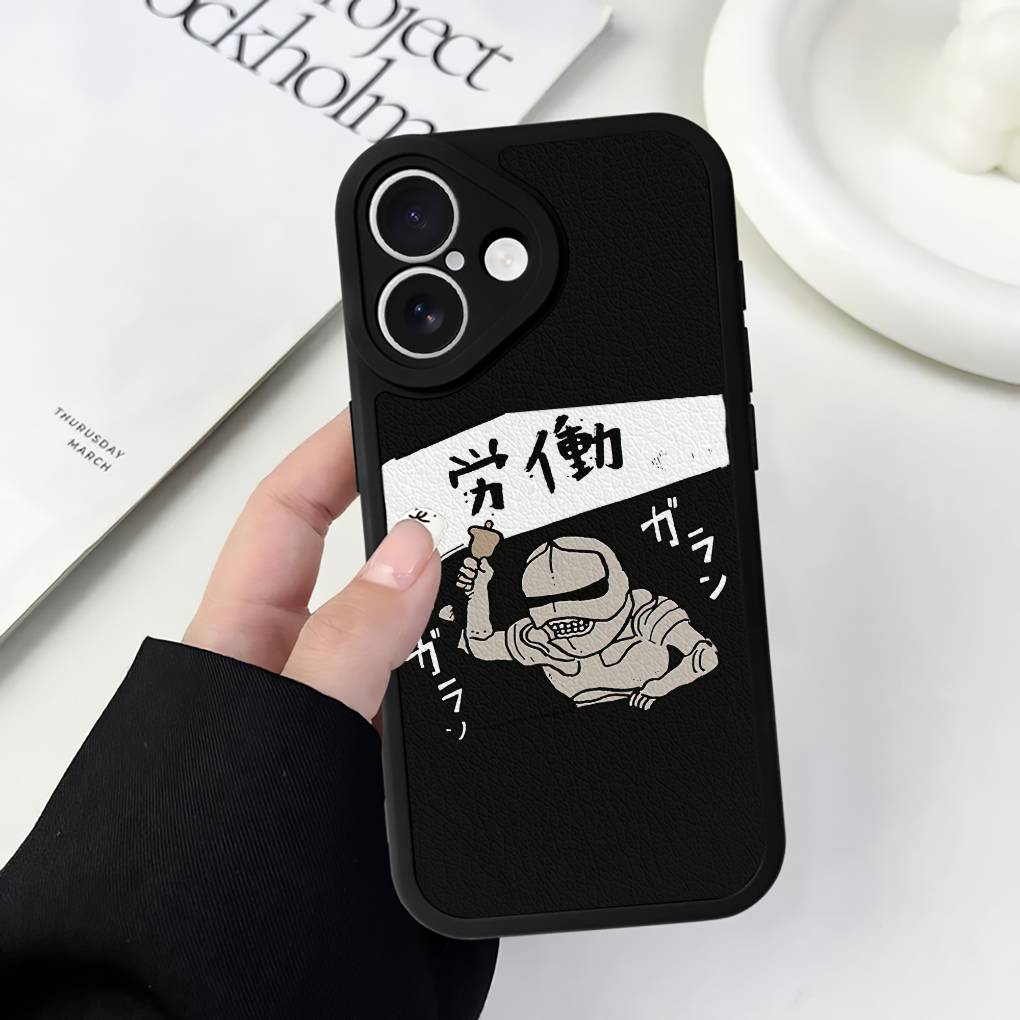 （画像用） ちいかわ 労働の鎧さん Chii-kawa Mr. Armor of Labor 【iPhone 16シリーズ対応】シリコンスマホケース（レザー調） 材質：シリコン